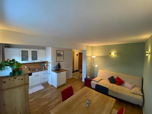 uma sala de estar com um sofá e uma cozinha em Ferienwohnung Genner em Kitzbühel