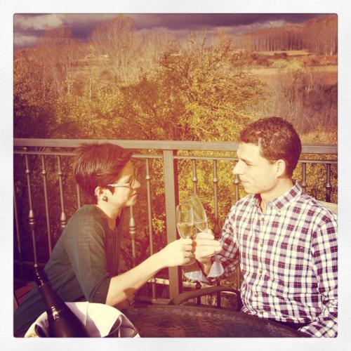 a man and woman sitting at a table with a glass of wine at Hotel Rural y SPA Kinedomus Bienestar in Aranda de Duero
