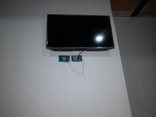 a flat screen tv hanging on a wall at Lindo apartamento vacacional en guaduas in Guaduas