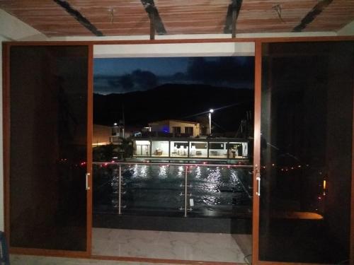 a room with a window with a view of the water at Lindo apartamento vacacional en guaduas in Guaduas