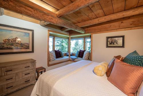 Un pat sau paturi într-o cameră la Jackson Hole Hideout