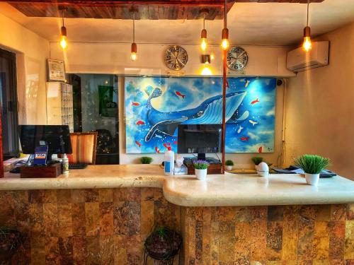 un bar en un restaurante con una pintura de una ballena en Hotel Santa Fe Los Cabos by Villa Group en Cabo San Lucas