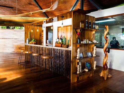 The lounge or bar area at La Loma Jungle Lodge and Chocolate Farm