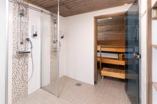 Ένα μπάνιο στο Holiday Village Nuorgamin Lomakeskus