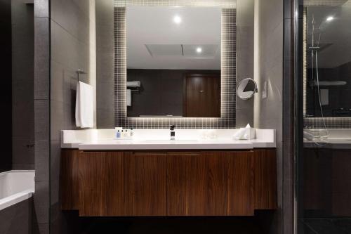 Salle de bains dans l'établissement Radisson Blu Hotel, Dubai Canal View