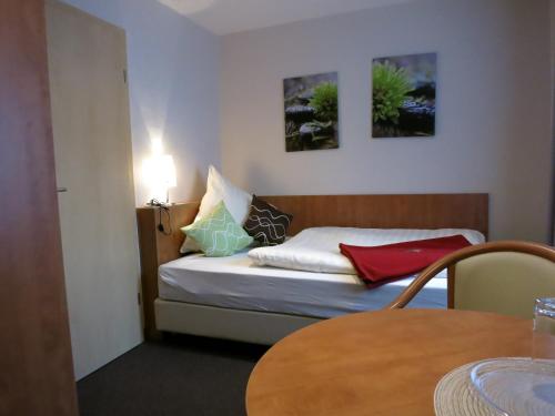 Un pat sau paturi într-o cameră la Gästehaus "Auszeit"