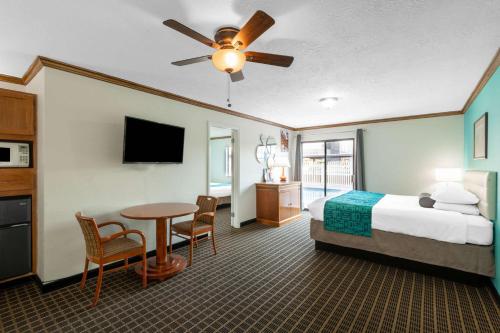 Katil atau katil-katil dalam bilik di Howard Johnson by Wyndham St. George Hotel & Suites