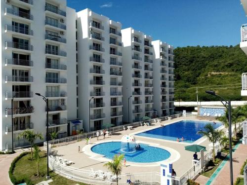 Il offre une vue sur un grand complexe d'appartements doté d'une piscine. dans l'établissement Apartamento Girardot, à Girardot