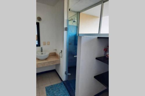 a bathroom with a shower and a sink at Departamento 105 , paraiso del pacifico in Coyuca