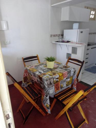 una cocina con mesa con sillas y mantel. en Villa Manary en Itamaracá
