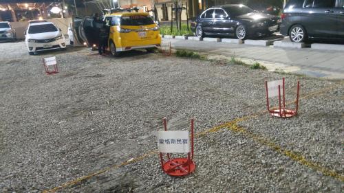 a street with a yellow and red object on the ground at 台東愛格斯 單車友善&溯溪&包車旅行 EGGS Bike & River tracing & Chartered car tour in Taitung City
