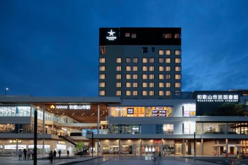 ein Gebäude mit einem Stern oben drauf in der Unterkunft Candeo Hotels Nankai Wakayama in Wakayama