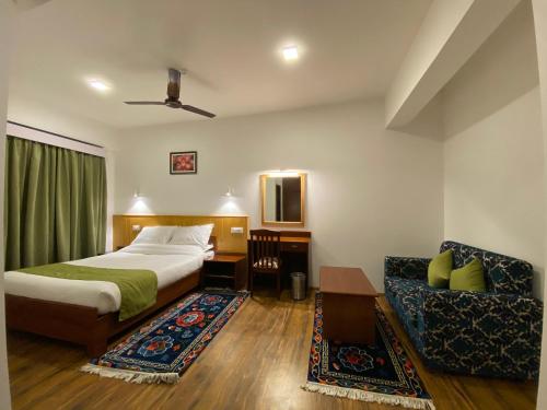 Tempat tidur dalam kamar di Martam Village Homestay