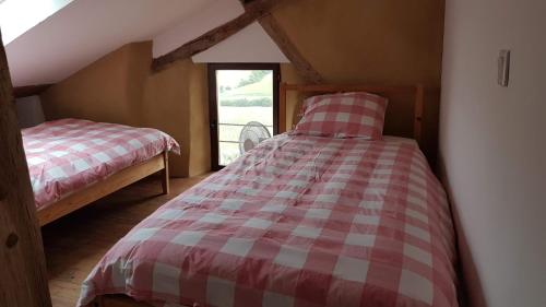 Кровать или кровати в номере Le Peyroutet