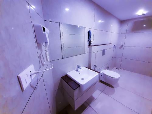 A bathroom at Hotel Victoria International