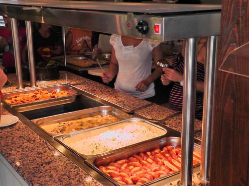 un grupo de personas preparando comida en un restaurante en Festa-Kranevo, en Kranevo