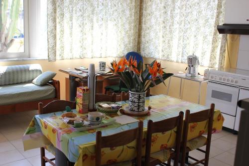 エルコラーノにあるDomus Felixのテーブル、椅子、テーブル、テーブル席付きのキッチンが備わります。