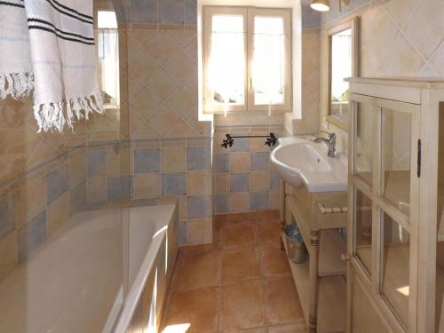 A bathroom at Mas Dansavan Chambres d'hôtes