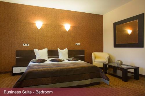 Un pat sau paturi într-o cameră la INTER BUSINESS Bucharest