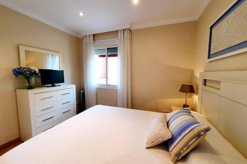 En eller flere senge i et værelse på Boliches parking & beach