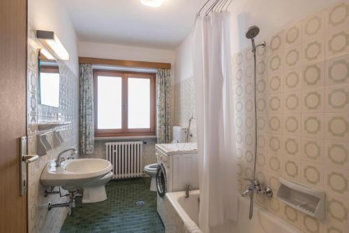 Ванная комната в Große Gartenwohnung Haus Forelle