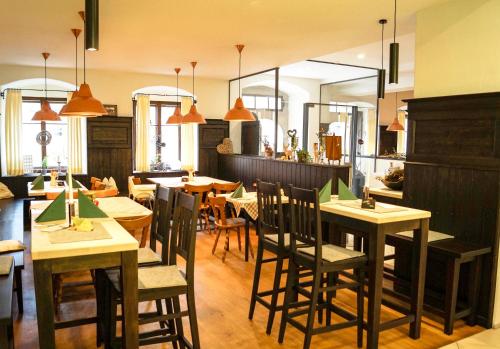 ห้องอาหารหรือที่รับประทานอาหารของ Altstadthotel Brauereigasthof Winkler