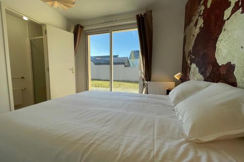 1 dormitorio con 1 cama blanca grande y ventana grande en Belle maison neuve à 10 minutes de Chambray-lès-Tours, en Esvres