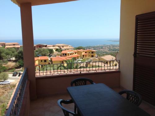 balcón con mesa y vistas al océano en Residence Mare Sol Appartamento in affitto Budoni, en Porto Ottiolu