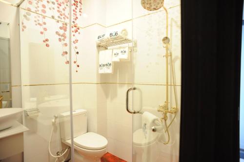 a bathroom with a shower with a toilet and a sink at B.O.B HOTEL SIGNATURE in Cao Lãnh