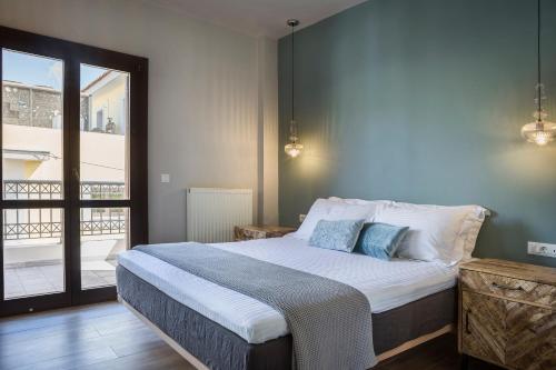 um quarto com uma cama grande e uma varanda em Suite Royal em Argostoli
