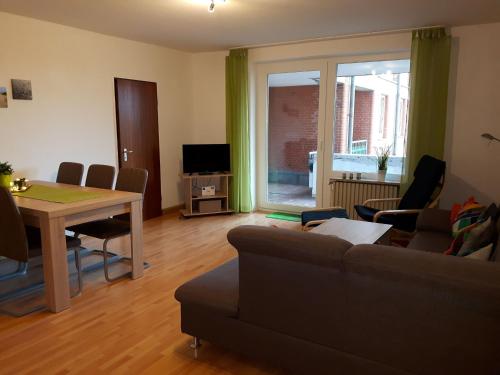 Una televisión o centro de entretenimiento en Ferienwohnung Schiffsblick