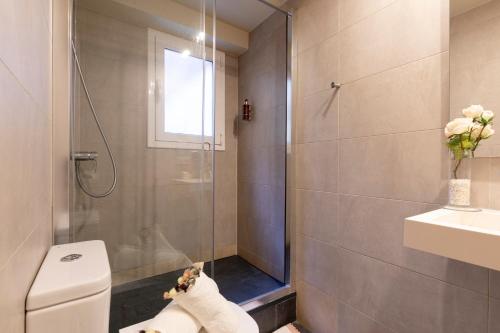 Chic Apartments Barcelona في برشلونة: حمام مع دش ومرحاض ومغسلة