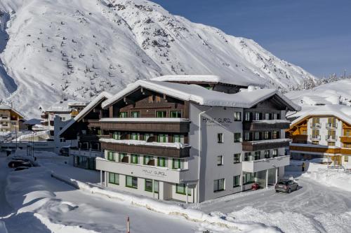 um hotel na neve em frente a uma montanha em Skihotel Haus Gurgl em Obergurgl