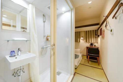 Kamar mandi di The OneFive Tokyo Shibuya