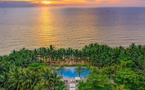 - une vue aérienne sur un complexe avec des palmiers et une piscine dans l'établissement Salinda Resort Phu Quoc - Sparkling Wine Breakfast, à Duong Dong