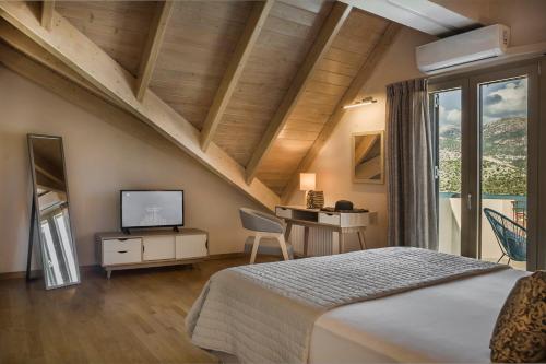 una camera con letto e scrivania con TV di Grand View Maisonette ad Argostoli