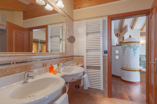 Ein Badezimmer in der Unterkunft Brunet - The Dolomites Resort
