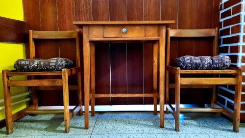 two wooden chairs sitting next to each other at Penzion Na Figleně in Slatinice