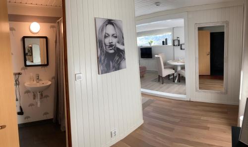 un corridoio con bagno con lavandino e specchio di Hagavägen 1 Lägenhet a Grebbestad