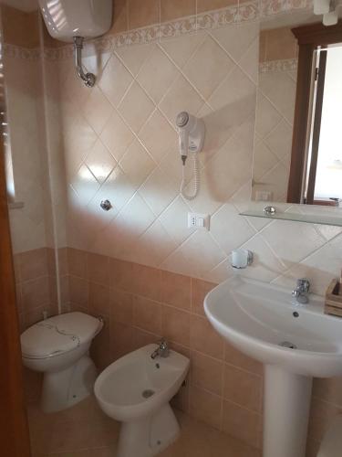 La salle de bains est pourvue de toilettes et d'un lavabo. dans l'établissement Agriturismo Terra dei Profumi, à Otrante