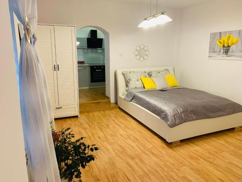 เตียงในห้องที่ Apartament Rodzinny z ogrodem