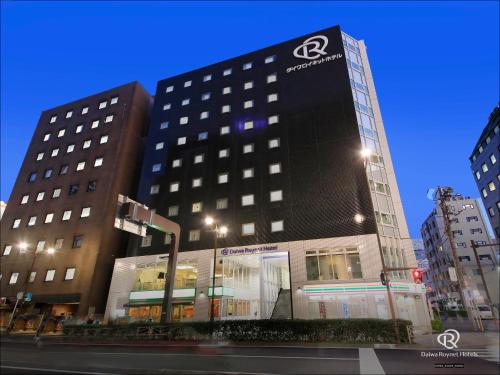 a building with aundai sign on the side of it at Daiwa Roynet Hotel Yokohama Kannai in Yokohama