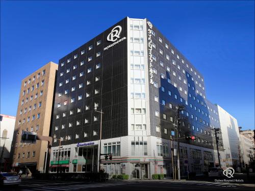 un grand bâtiment avec un panneau sur son côté dans l'établissement Daiwa Roynet Hotel Yokohama Kannai, à Yokohama