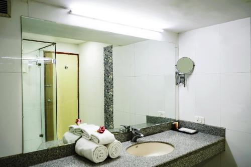 ห้องน้ำของ Hotel Adityaz