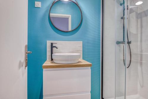 une salle de bain avec un lavabo et un miroir dans l'établissement NOCNOC - L'Alto, Monnaie, à Lille