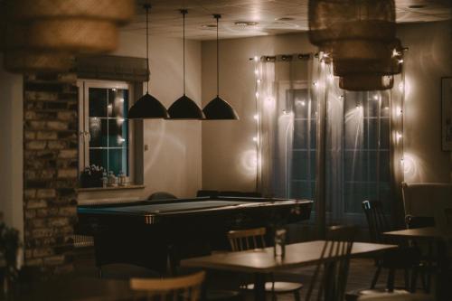 a restaurant with a pool table and tables and chairs at Tulipanowy Gościniec in Jantar