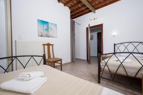 1 Schlafzimmer mit 2 Betten in einem Zimmer in der Unterkunft Basilikos traditional house, 10' from Falasarna in Kissamos