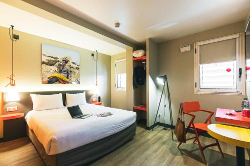 Un pat sau paturi într-o cameră la ibis Styles Lyon Centre Confluence
