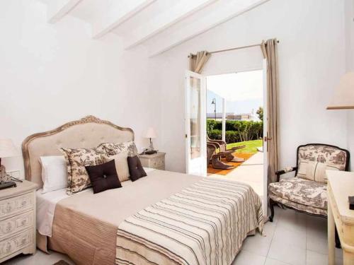 A bed or beds in a room at VILLA BINI ORAN Gran piscina vistas al mar
