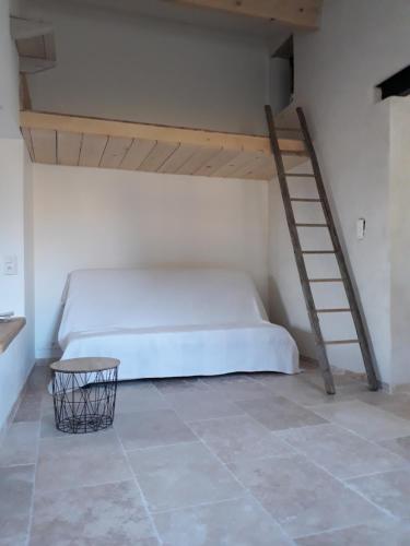 - une chambre avec des lits superposés et une échelle dans l'établissement La Petite Maison Dans Les Vignes, à Chamaret